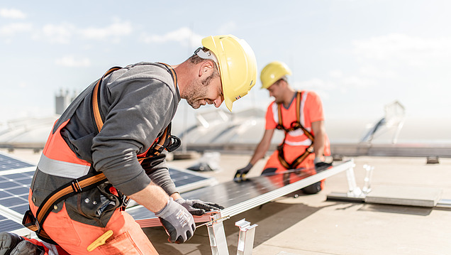 Foto vom STRABAG Team bei der Errichtung einer PV-Anlage