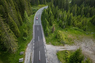 Foto von Verkehrstechnik Fahrzeug und Team bei Nacht