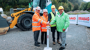 Foto von Klemens Haselsteiner (CEO STRABAG), Leonore Gewessler (österreichische Bundesministerin für Klimaschutz, Umwelt, Energie, Mobilität, Innovation und Technologie), Jan Liebherr (Präsident des Verwaltungsrats der Liebherr-International AG), Martin Graf (Vorstandsdirektor Energie Steiermark