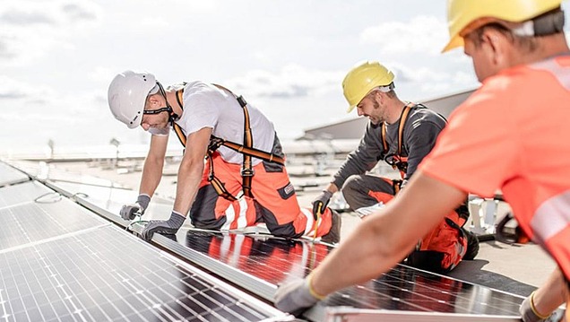 Foto von Männern mit Solarpanels