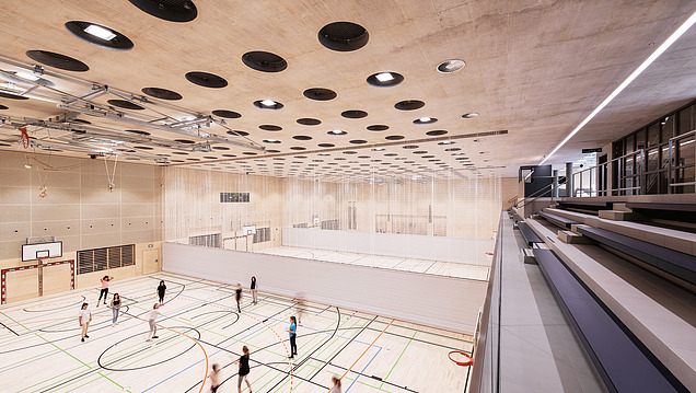 Foto von einer Sporthalle mit Bodenmarkierung