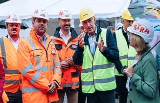 Foto von Klemens Haselsteiner (CEO STRABAG), Leonore Gewessler (österreichische Bundesministerin für Klimaschutz, Umwelt, Energie, Mobilität, Innovation und Technologie), Jan Liebherr (Präsident des Verwaltungsrats der Liebherr-International AG), Martin Graf (Vorstandsdirektor Energie Steiermark